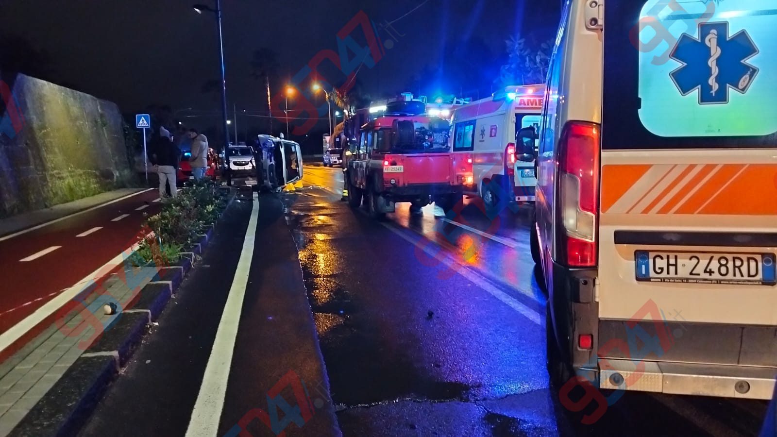 Incidente ad Aci Sant’Antonio: Ford Focus si ribalta, ferita donna