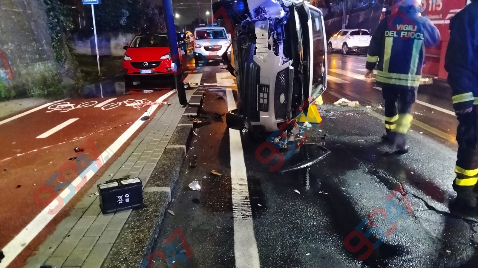 Incidente ad Aci Sant’Antonio: Ford Focus si ribalta, ferita donna