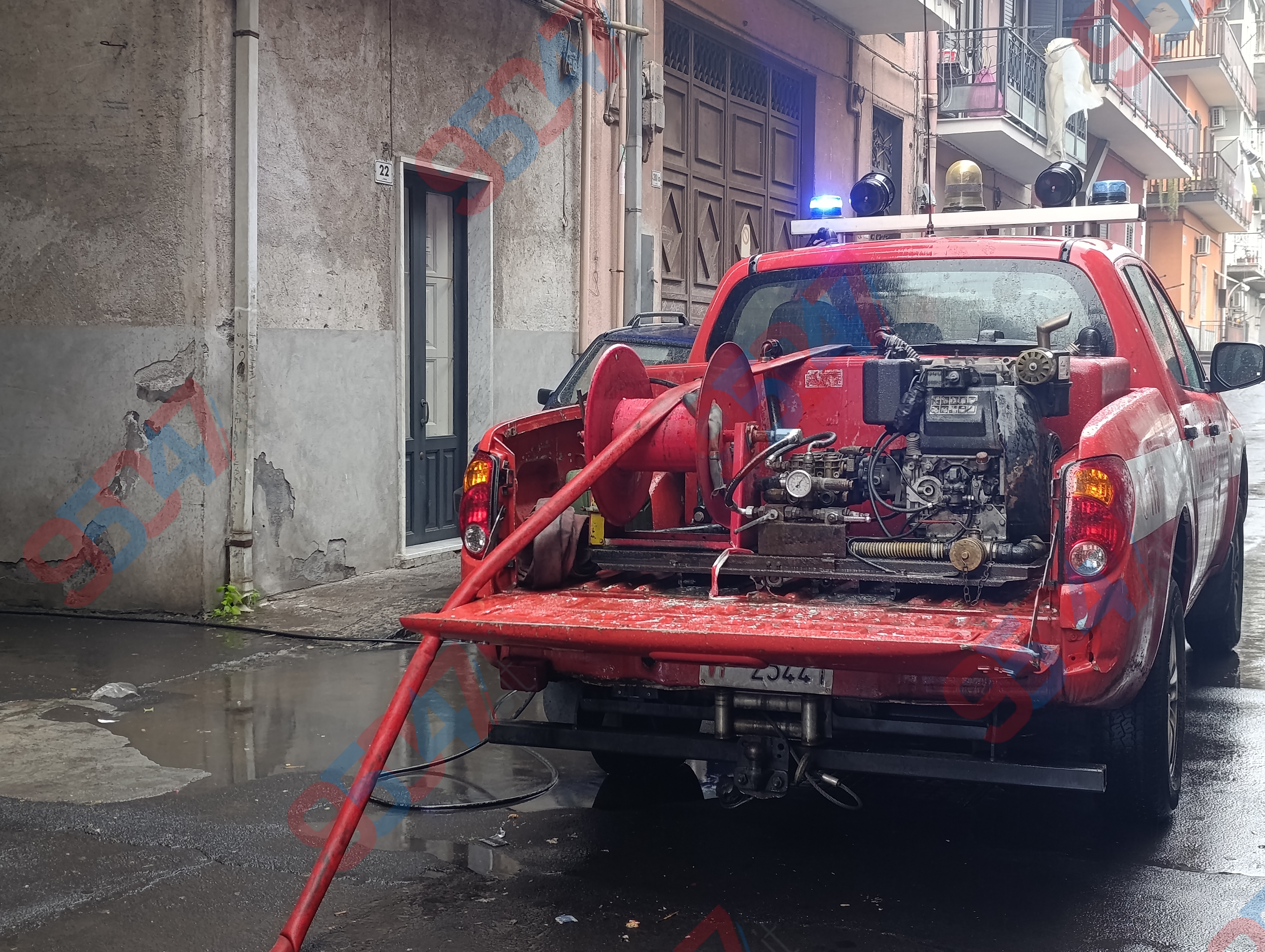 Incendio in un appartamento a Paternò, in via Arno: vigili del fuoco e 118 sul posto, strada chiusa