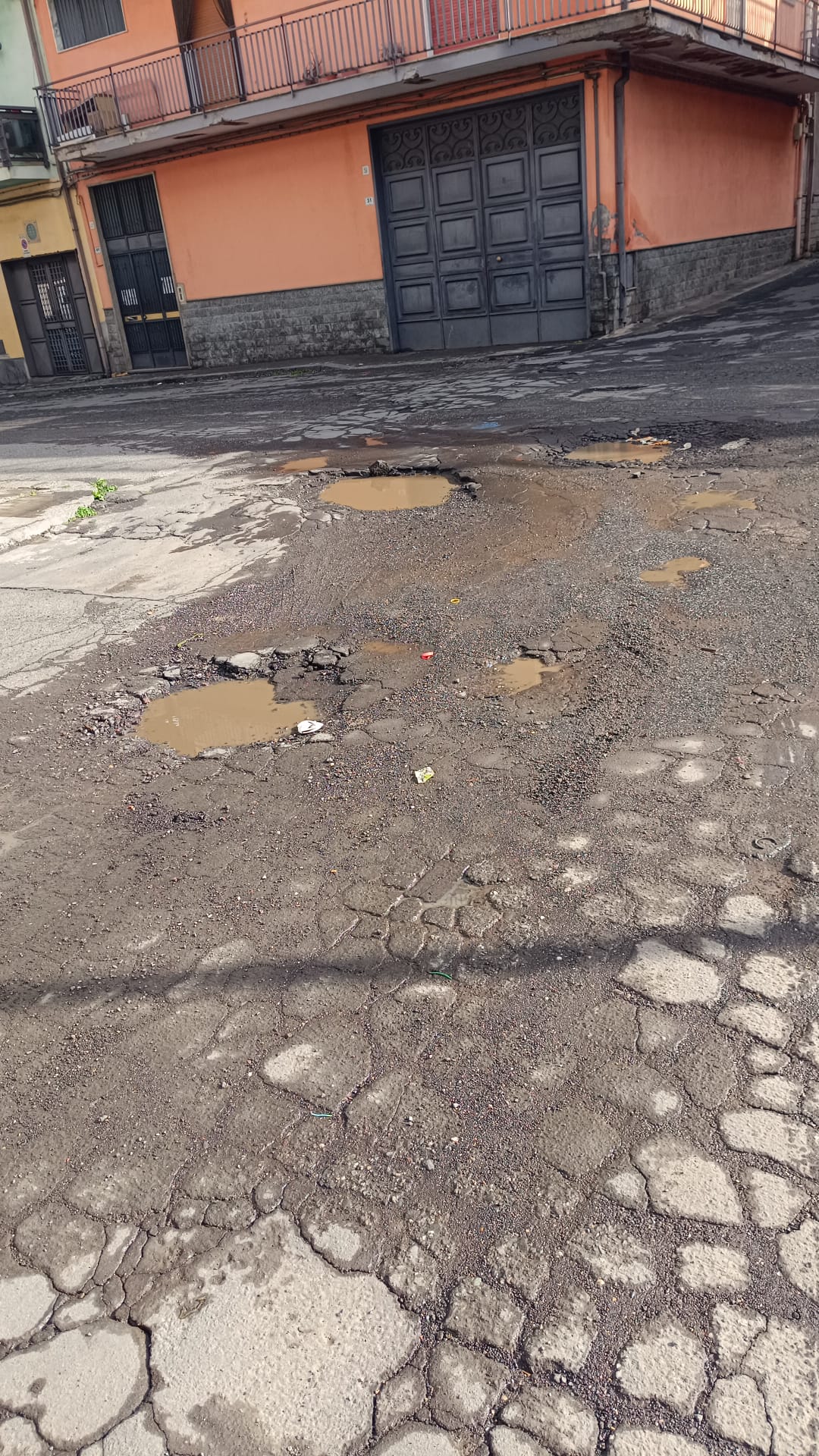 Paternò, dopo il ciclone Harry è emergenza strade: buche in aumento, danni alle auto e disagi per i cittadini
