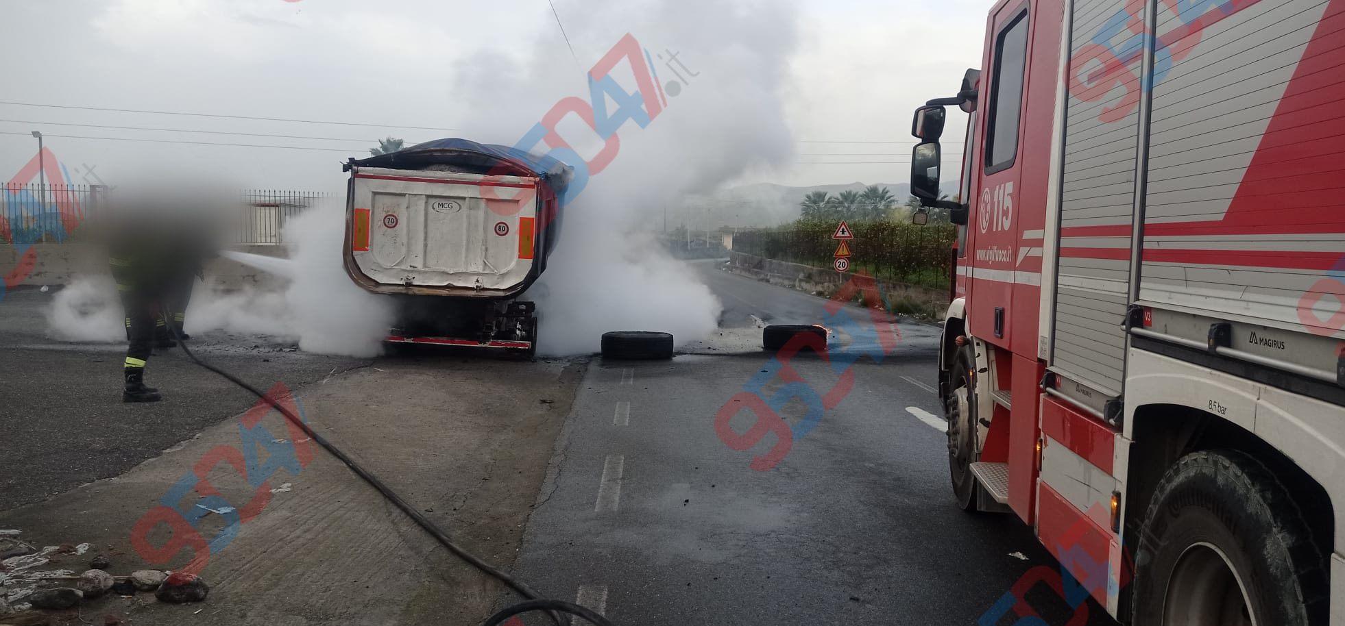 Paternò, paura in zona San Marco: camion in fiamme sulla SP 139, rimorchio sganciato in extremis ed evitato il peggio