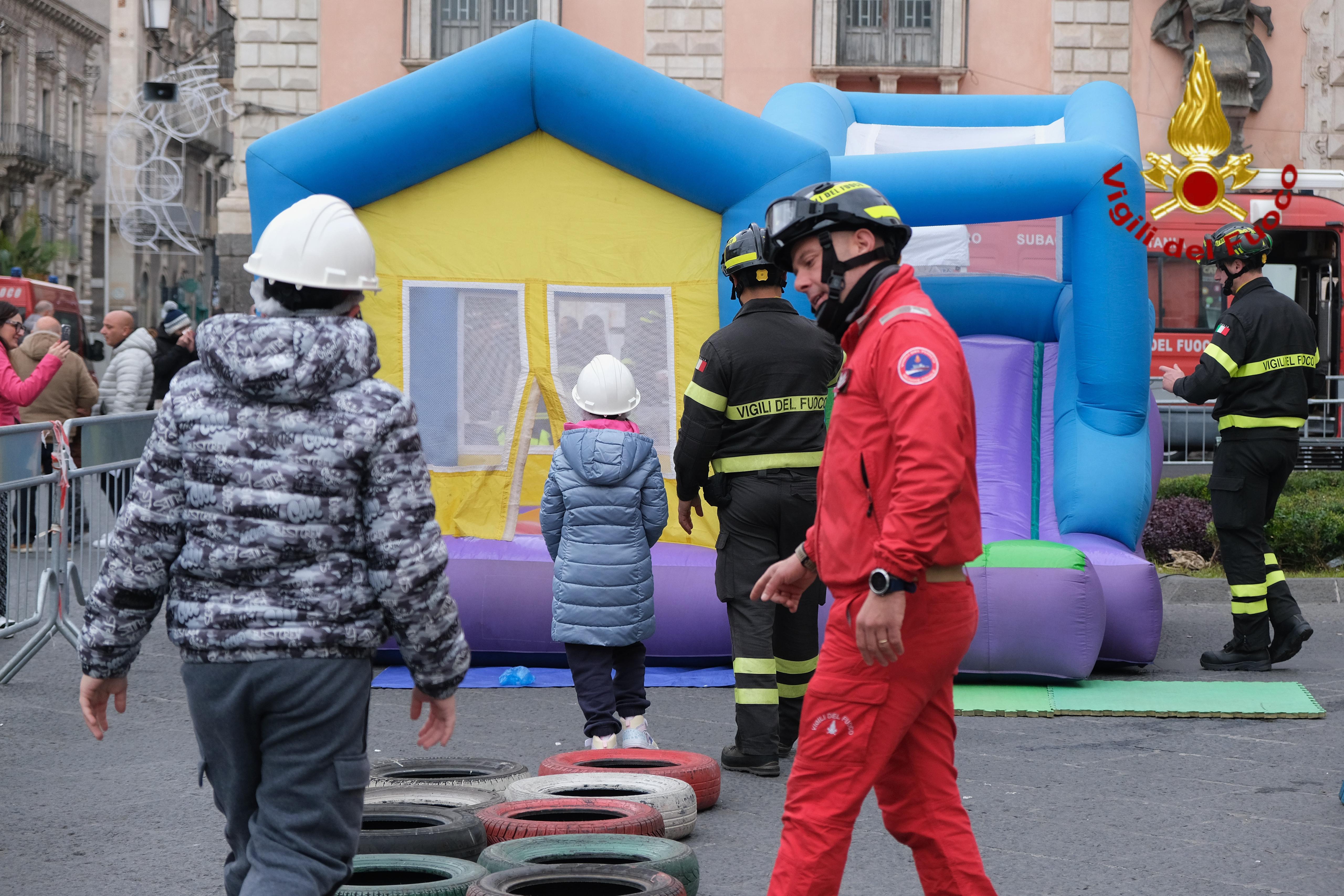 Bambini pompieri per un giorno: successo e grande partecipazione in Piazza Università
