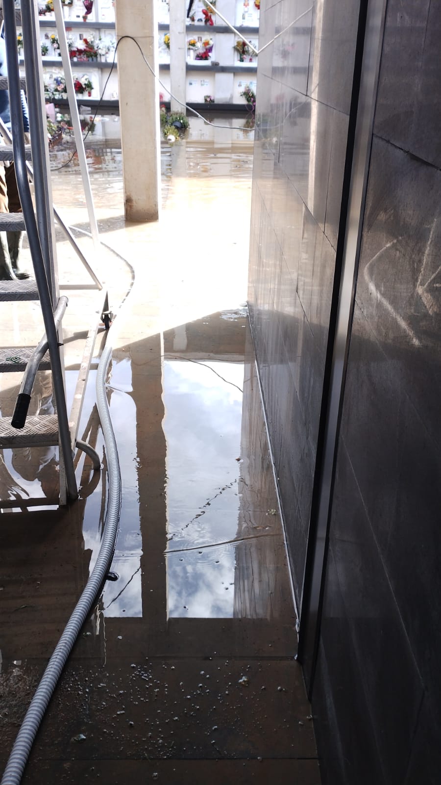 Cimitero di Paternò, nuovi loculi allagati dopo la pioggia: la segnalazione dei cittadini