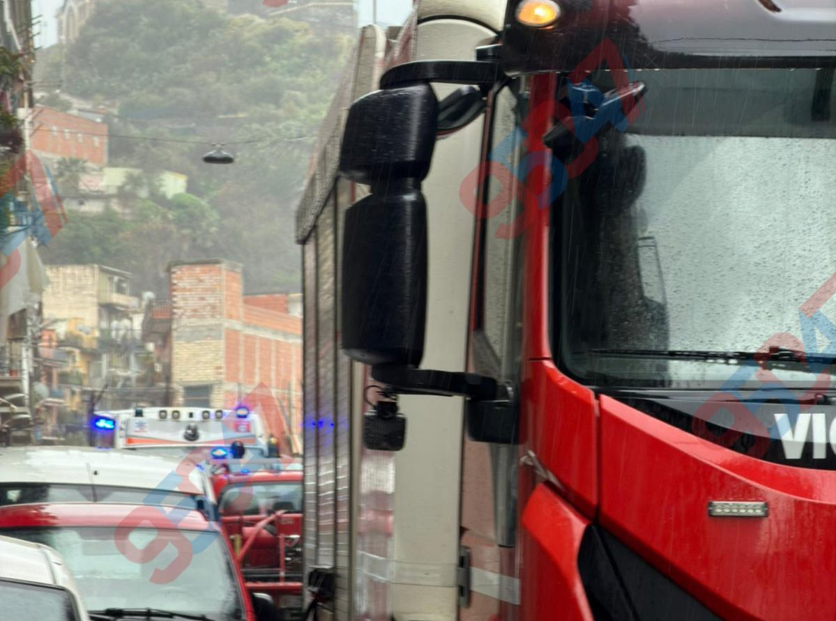 PATERNO'. Incendio in abitazione, momenti di paura in via Arno: una donna portata in ospedale