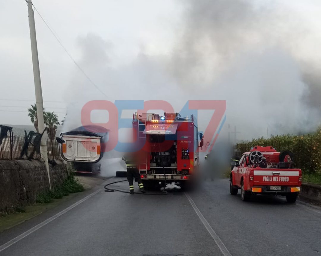 Paternò, paura in zona San Marco: camion in fiamme sulla SP 139, rimorchio sganciato in extremis ed evitato il peggio