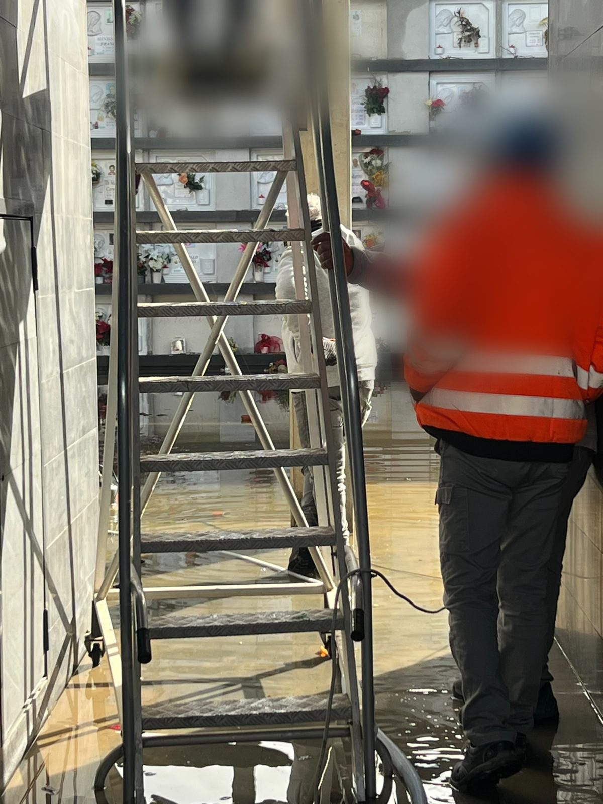 Cimitero di Paternò, nuovi loculi allagati dopo la pioggia: la segnalazione dei cittadini