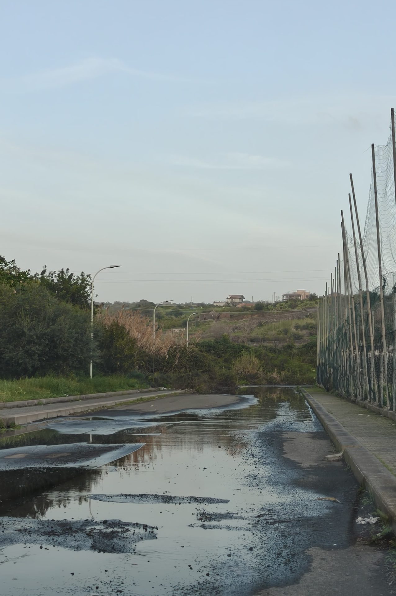 Paternò, segnalata perdita d’acqua persistente tra via dei Platani e via delle Ninfee