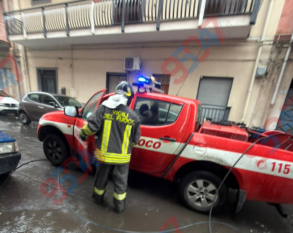 Incendio in un appartamento a Paternò, in via Arno: vigili del fuoco e 118 sul posto, strada chiusa
