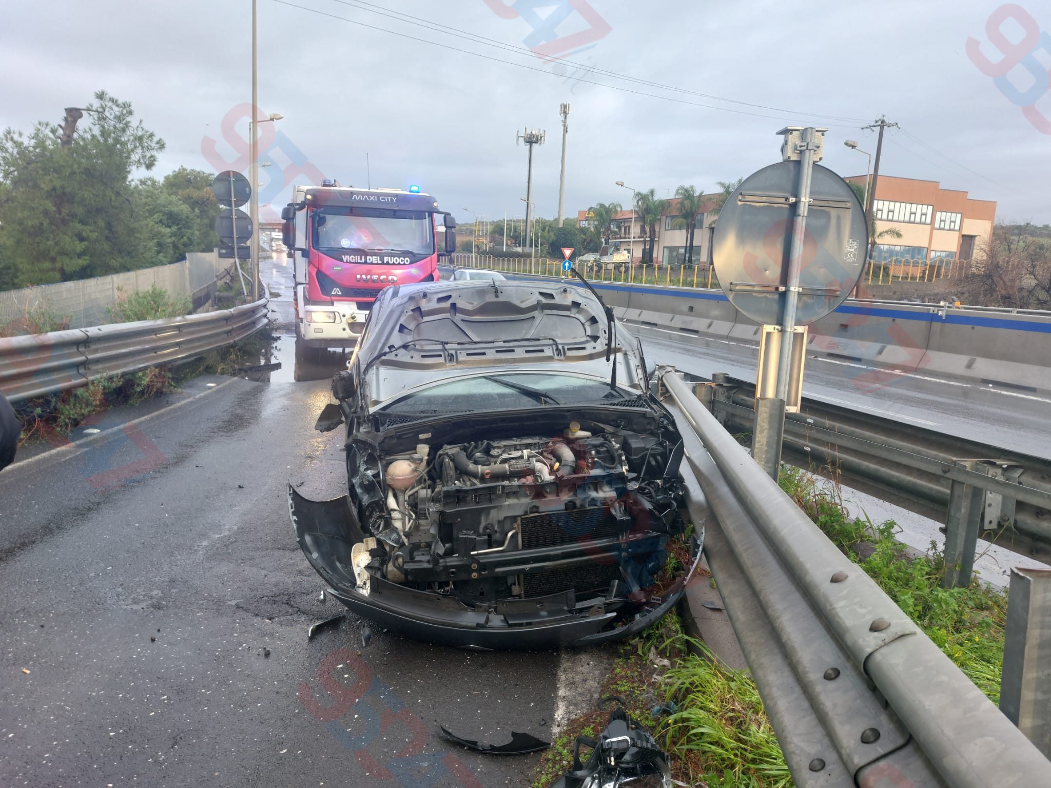 Violento scontro sulla superstrada 121,:  due auto coinvolte e traffico rallentato