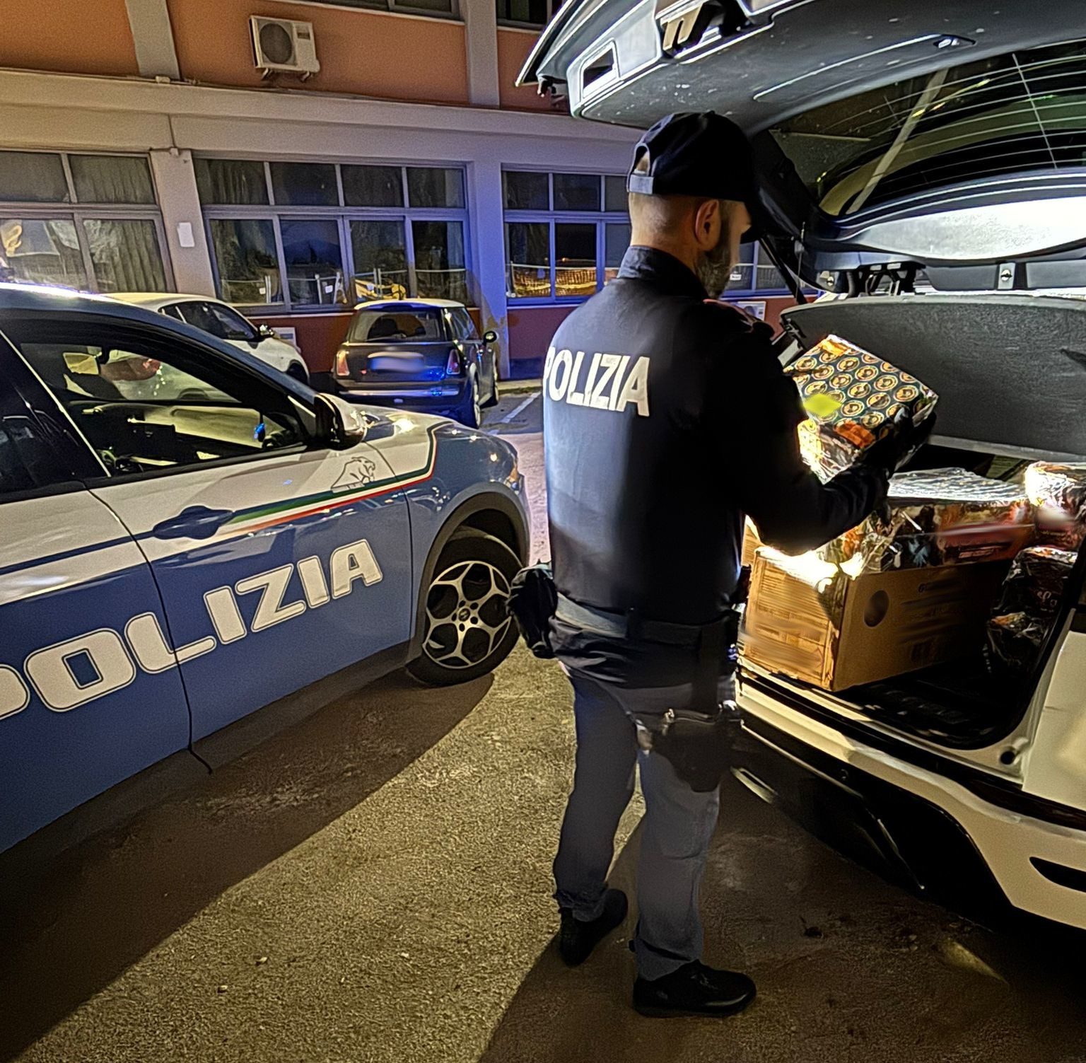 Nascondevano mezza tonnellata di "botti" nel bagagliaio: denunciati quattro messinesi a Catania