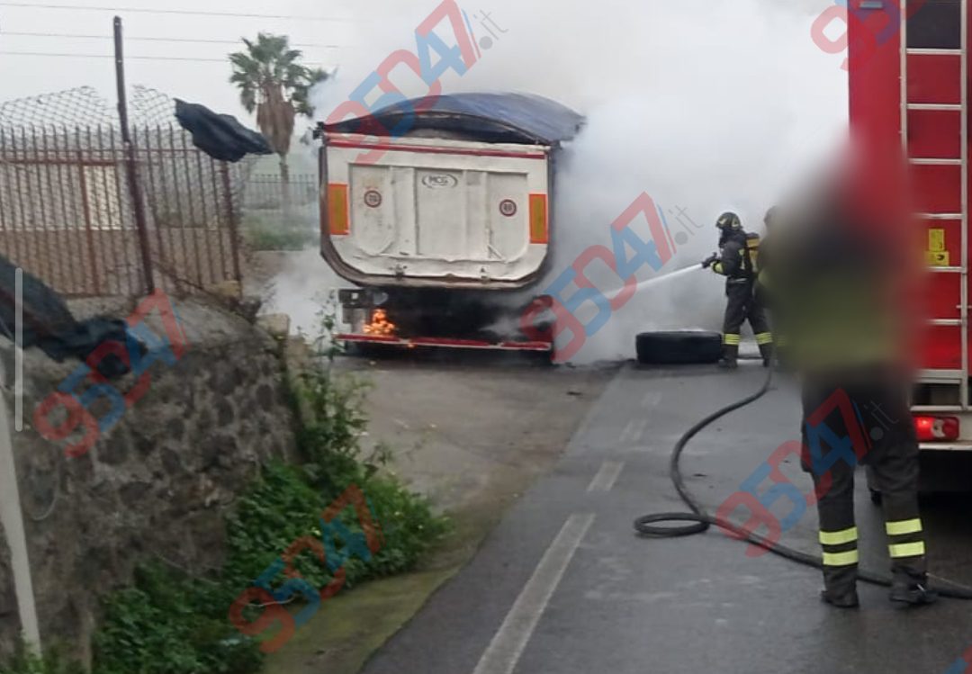 Paternò, paura in zona San Marco: camion in fiamme sulla SP 139, rimorchio sganciato in extremis ed evitato il peggio