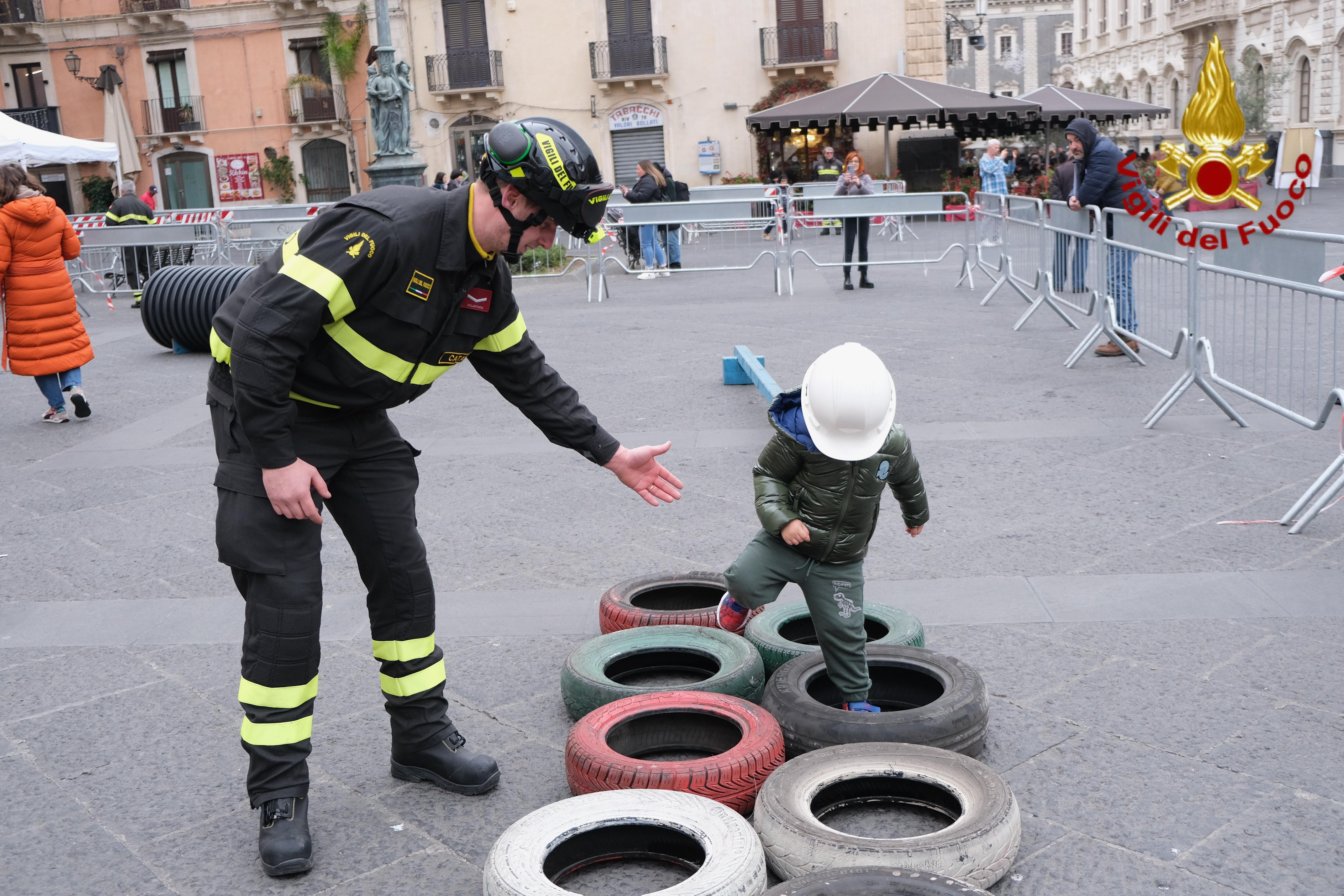 Bambini pompieri per un giorno: successo e grande partecipazione in Piazza Università