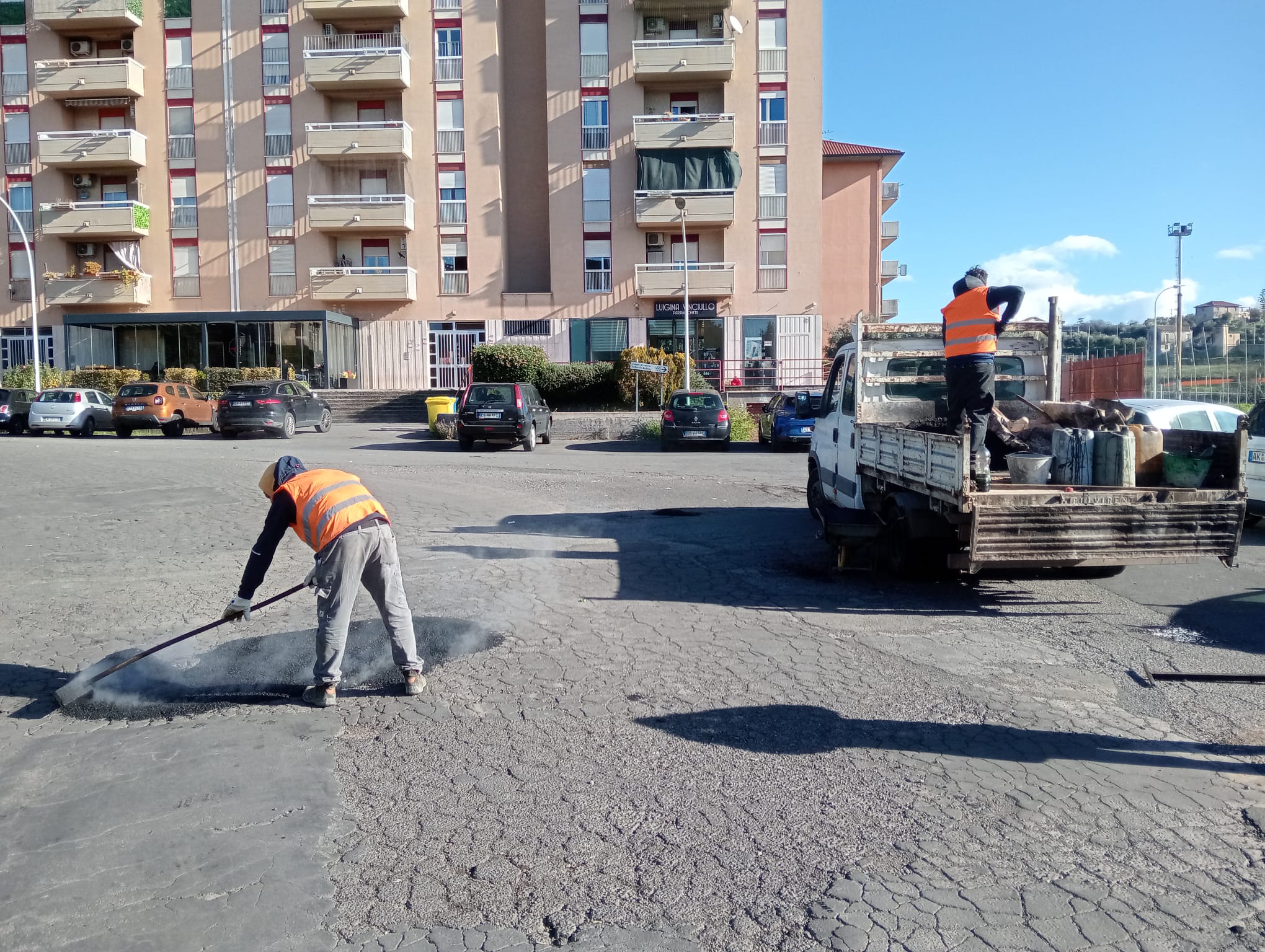 Paternò, al via la manutenzione delle strade: iniziati i lavori di sistemazione delle buche