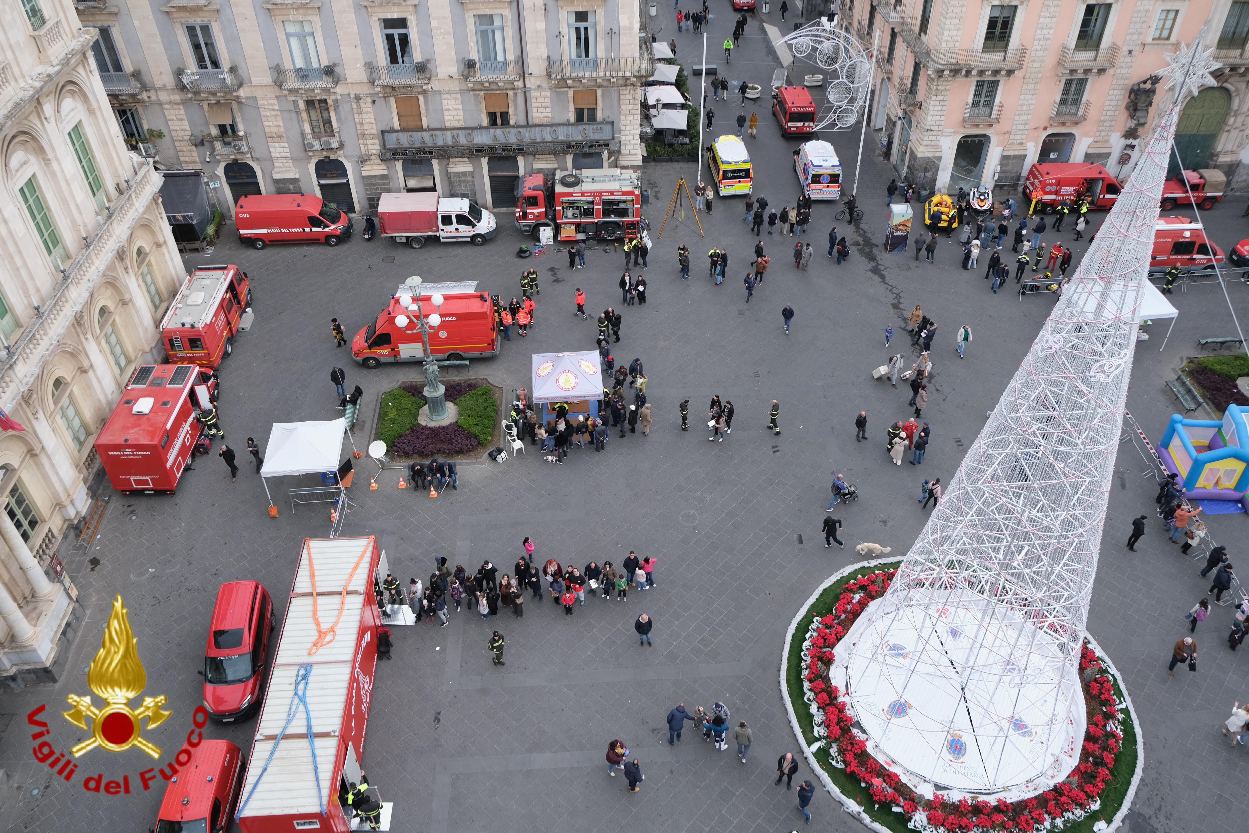 Bambini pompieri per un giorno: successo e grande partecipazione in Piazza Università