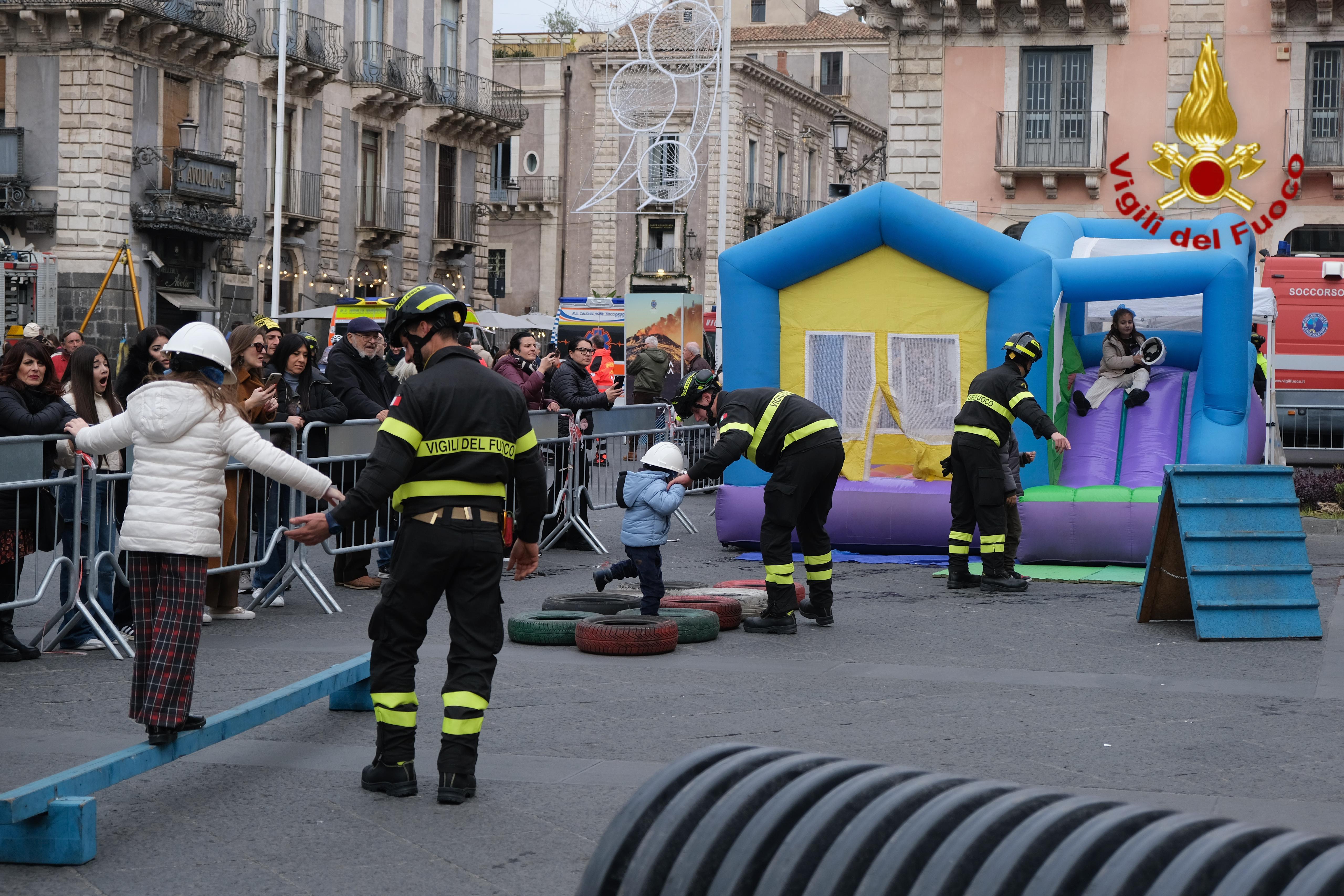 Bambini pompieri per un giorno: successo e grande partecipazione in Piazza Università