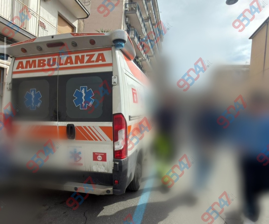 Paura a Paternò: pedone investito in pieno centro, conducente colta da malore - 