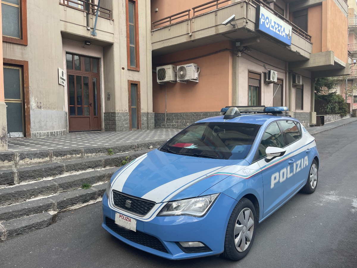 Adrano, distrugge i finestrini dell’auto del presunto amante dell’ex moglie: denunciato 54enne - 