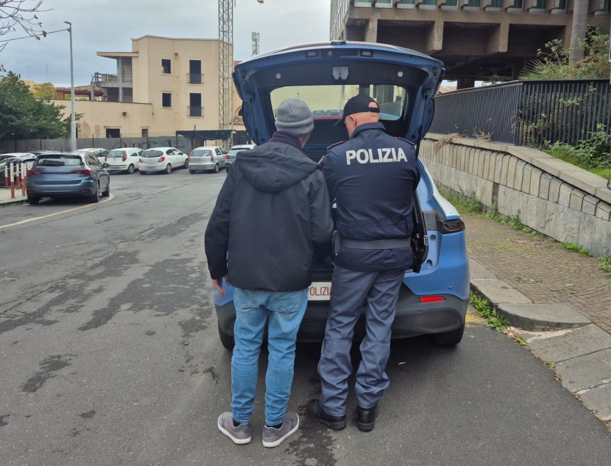 CATANIA, DENUNCIATO PARCHEGGIATORE ABUSIVO CON 26 CHIAVI D’AUTO: MEZZI RIMOSSI E 34 AUTOMOBILISTI SANZIONATI - 