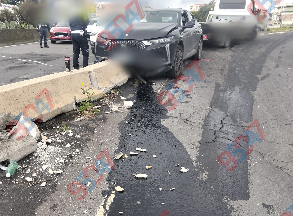 Gravina di Catania, auto contro lo spartitraffico in via Gramsci: illesa la conducente  - 