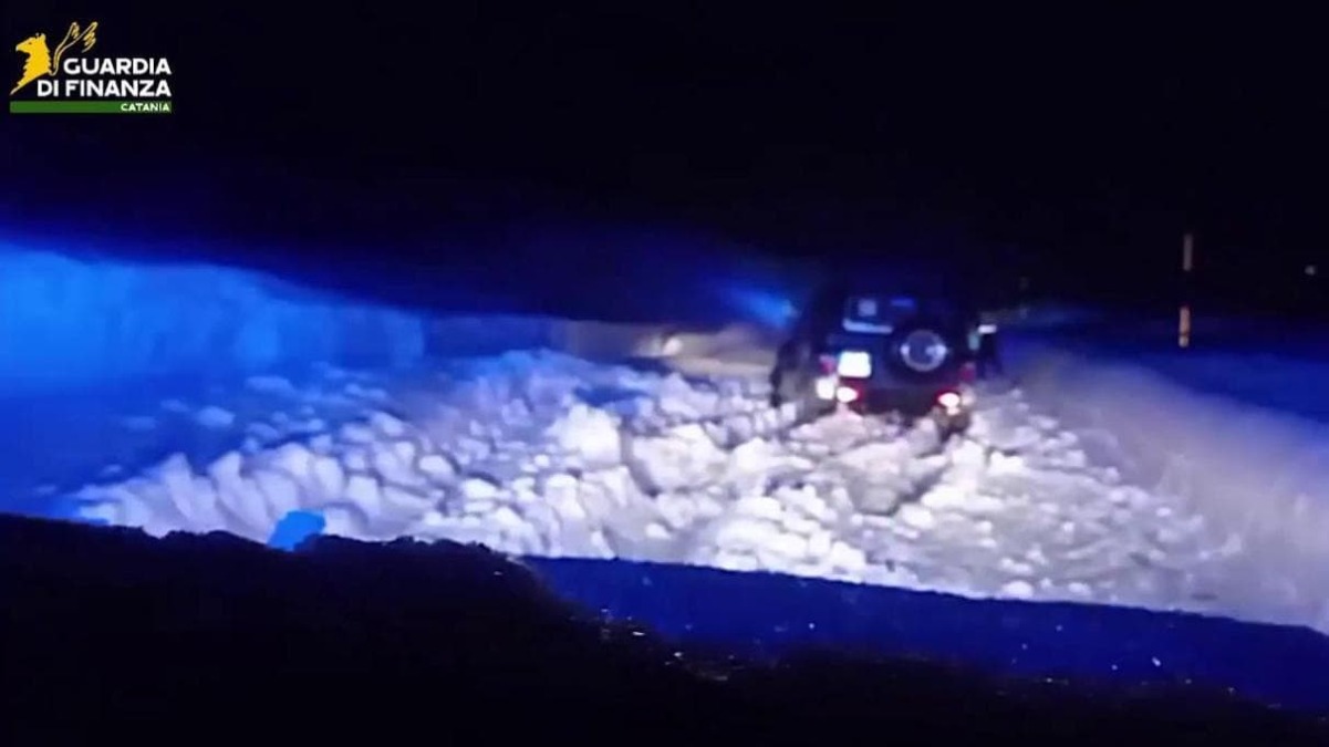 Etna, bufera di neve al Rifugio Sapienza: 5 persone bloccate in auto salvate dal Soccorso Alpino della Finanza - 