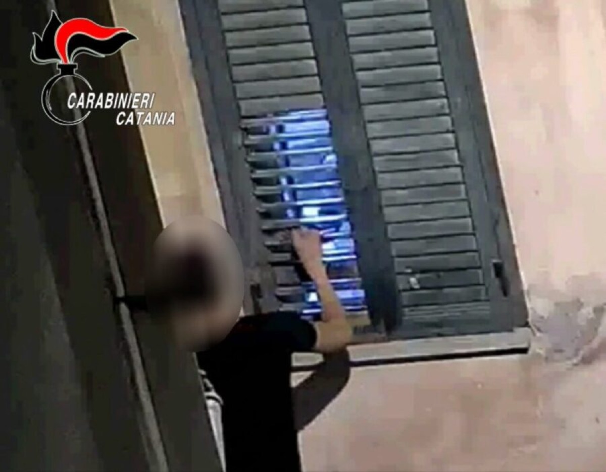 Bronte, droga ceduta davanti casa, arrestato e condotto in carcere - 