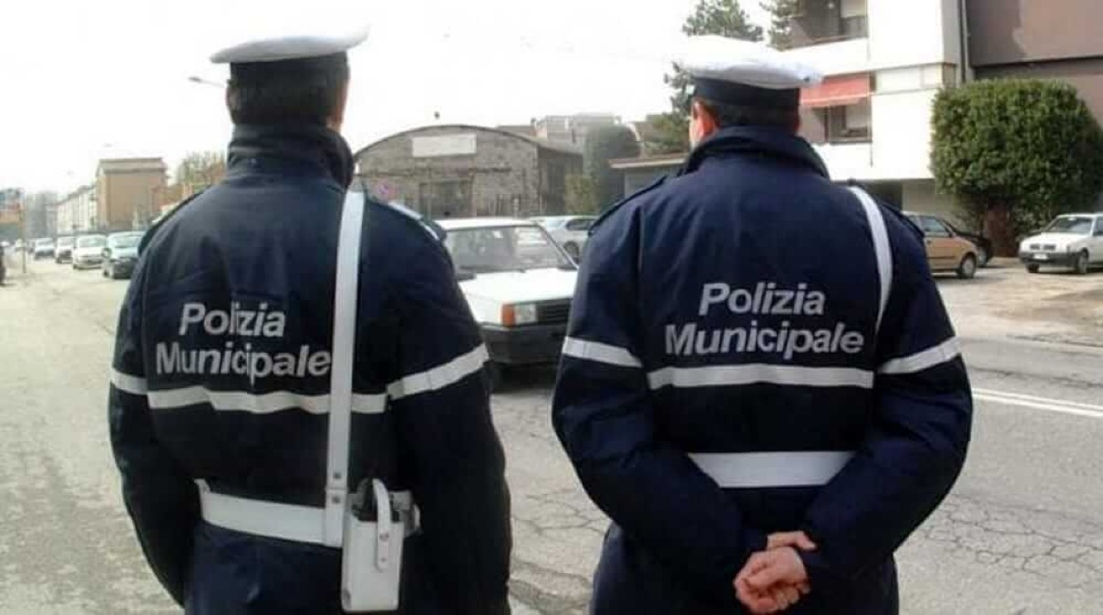 Misterbianco, vigili urbani accerchiati e picchiati da cinque persone durante un controllo per divieto di sosta - 