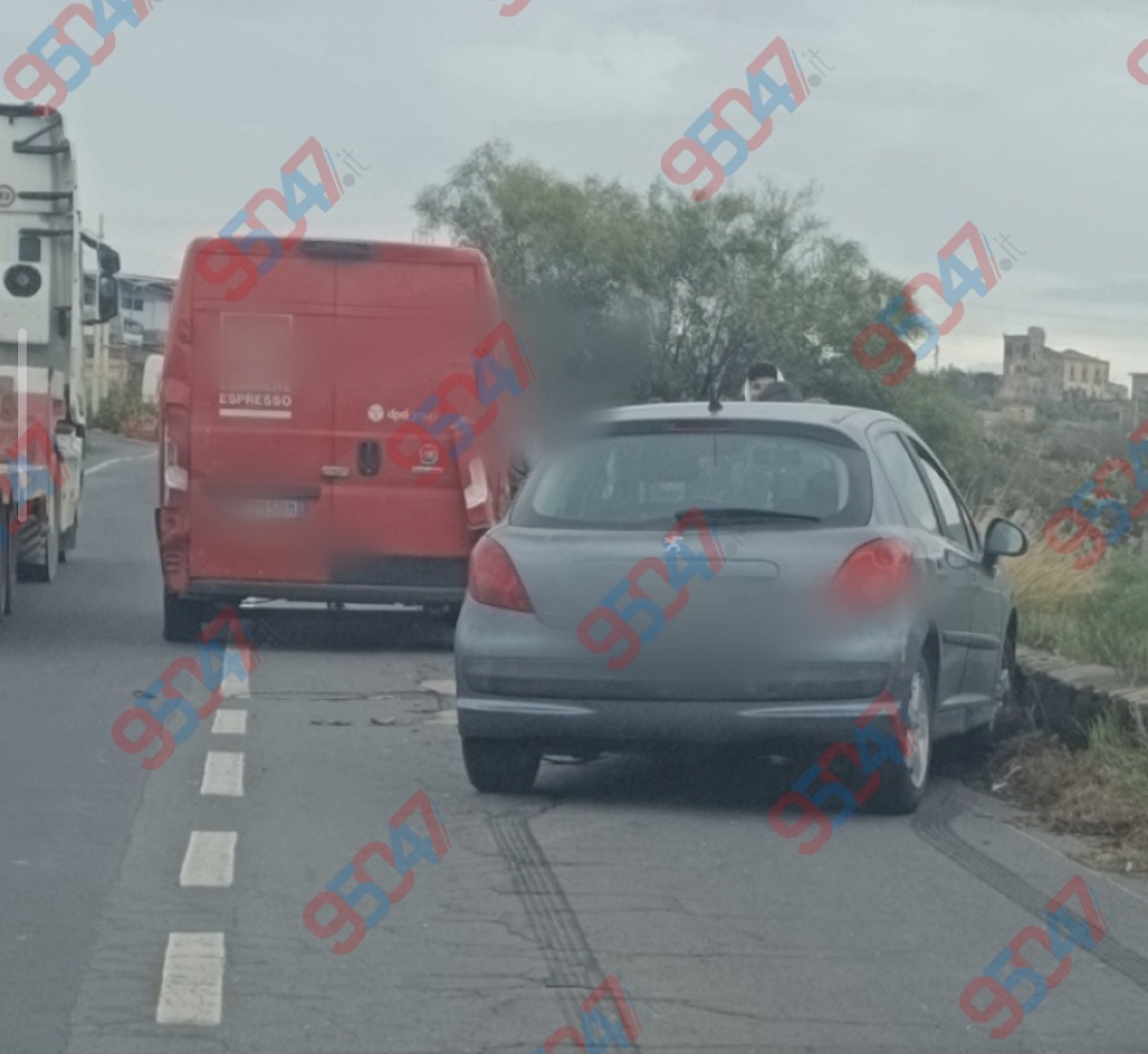 Belpasso, violento scontro tra auto e furgone sulla SP3iii - 