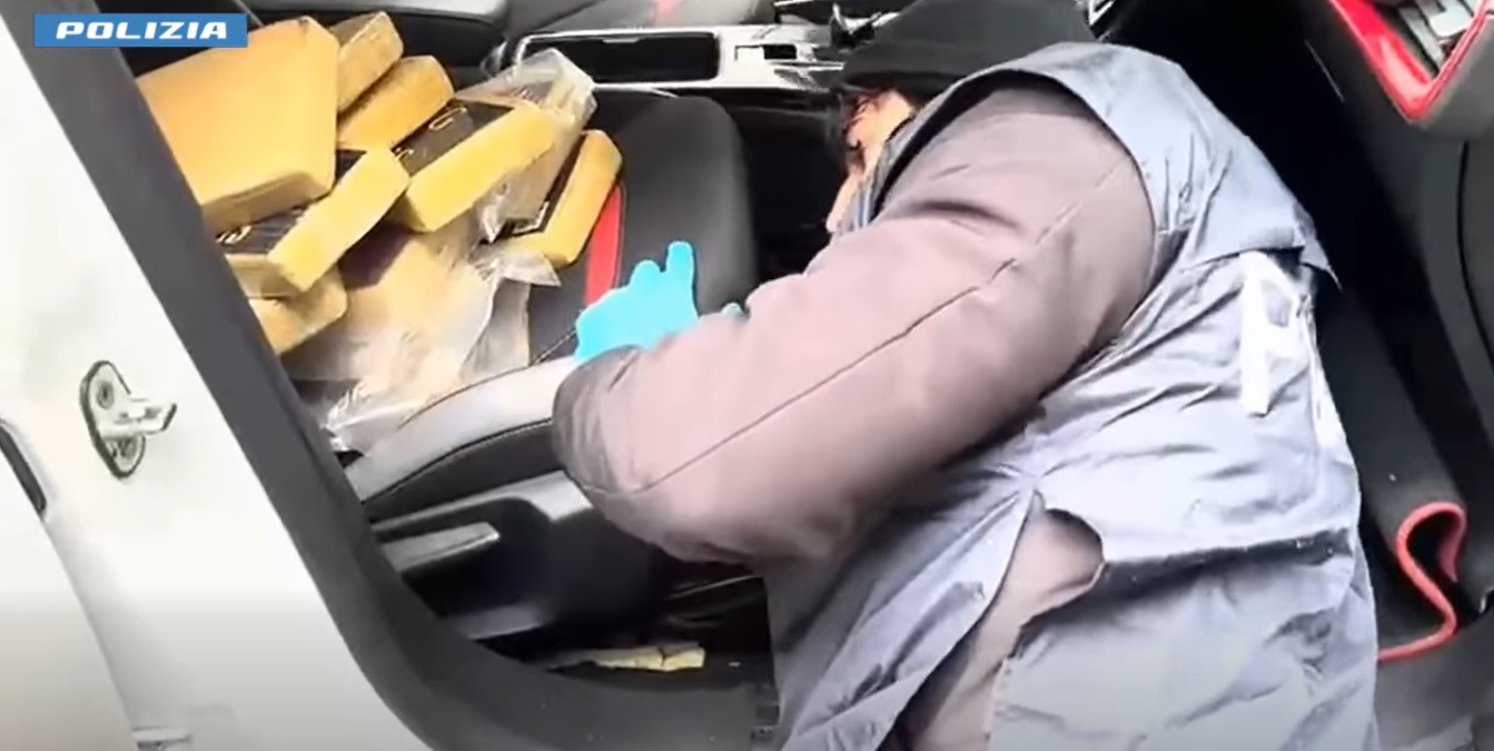 Catania, maxi sequestro di cocaina: trovati 44 chili in auto, arrestato 30enne - 