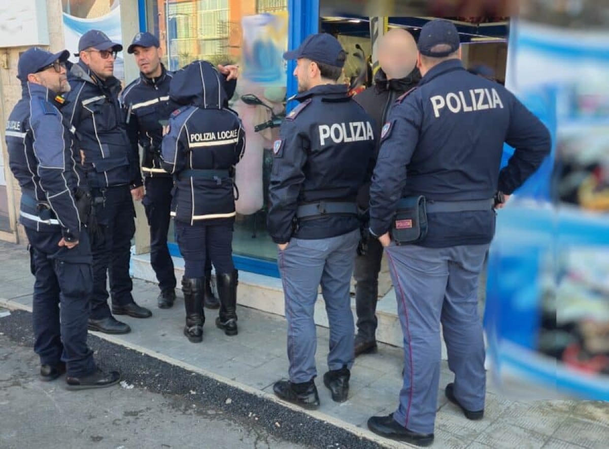 CATANIA. Corso Indipendenza, blitz della Polizia: chiusa rivendita di minimoto e scooter, scattano sequestri e maxi multa - 