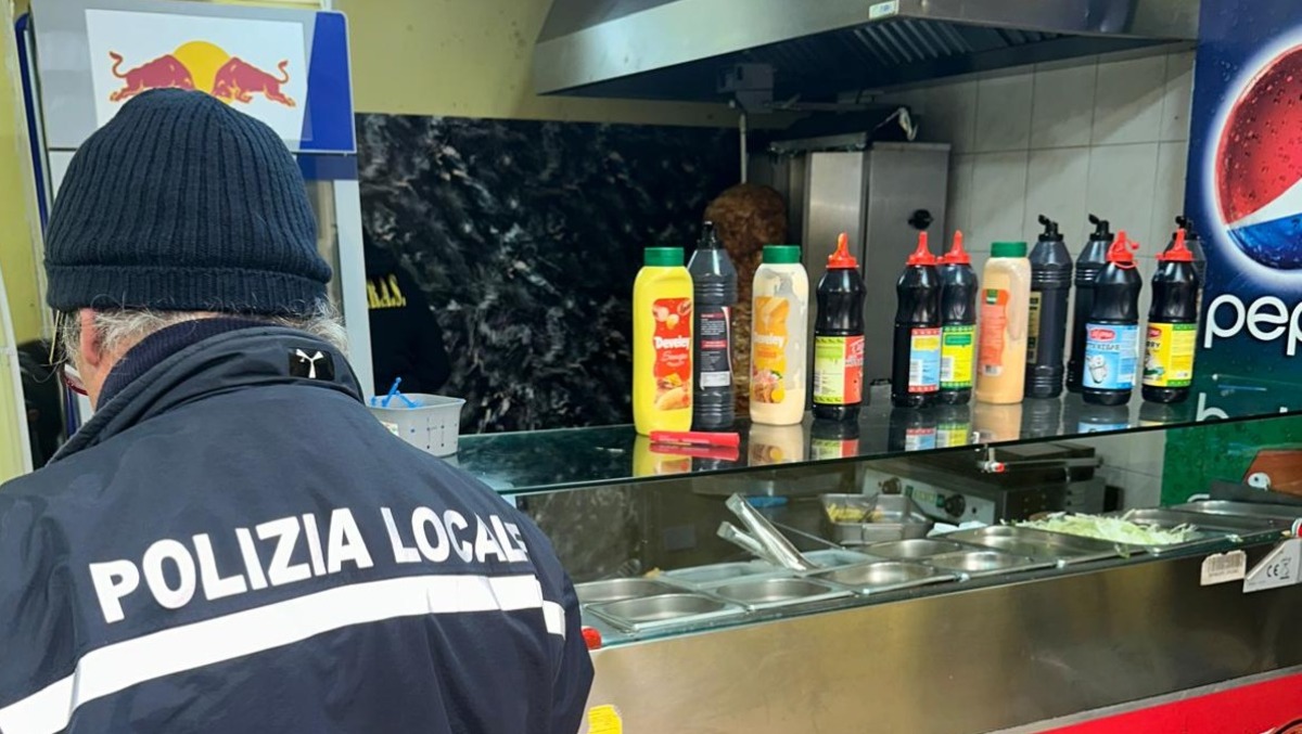 Paternò, controlli in due attività: carni senza tracciabilità e gravi irregolarità igieniche. Sequestrati oltre 400 prodotti alimentari e 11 kg di kebab - 