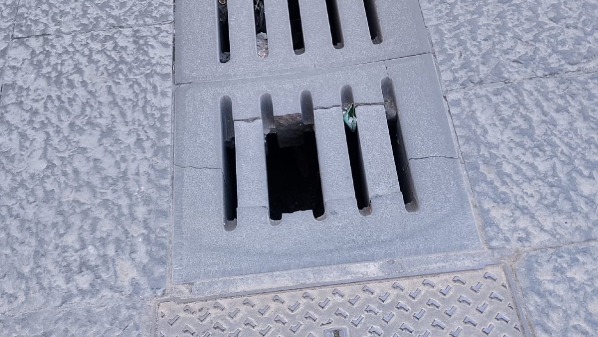 Paternò, grata danneggiata in pieno centro: rischio cadute ai 4 Canti - 