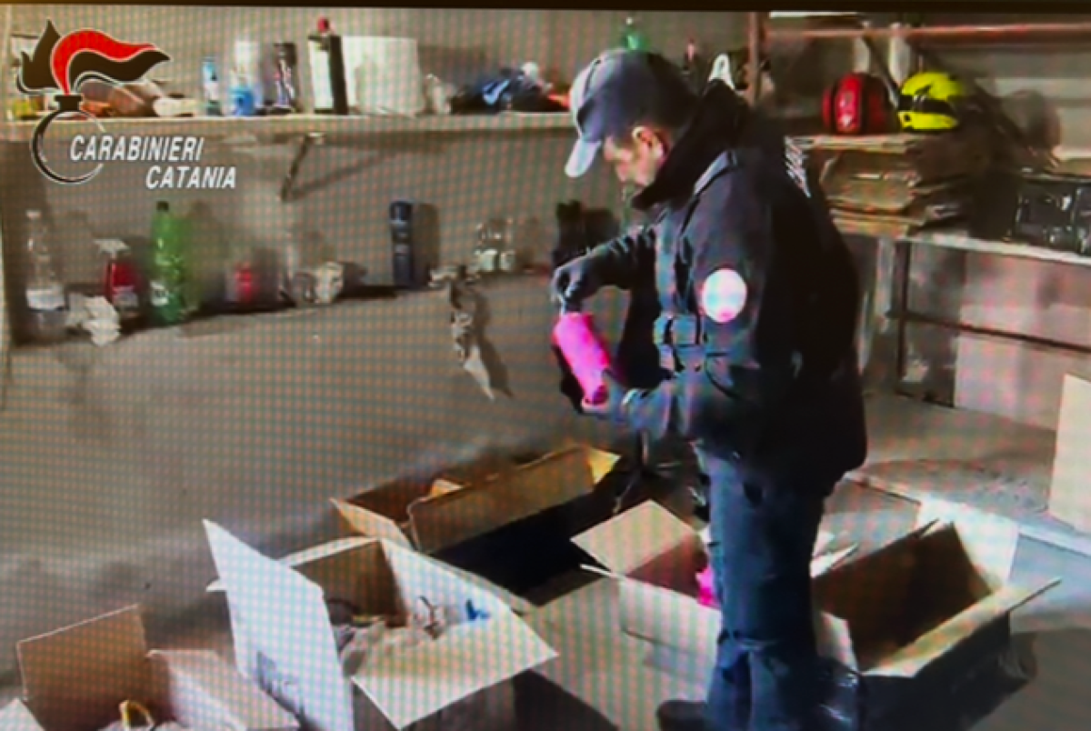Acireale, arsenale di fuochi illegali in casa e garage: sequestrati 260 kg di artifici, arrestati due fratelli - 