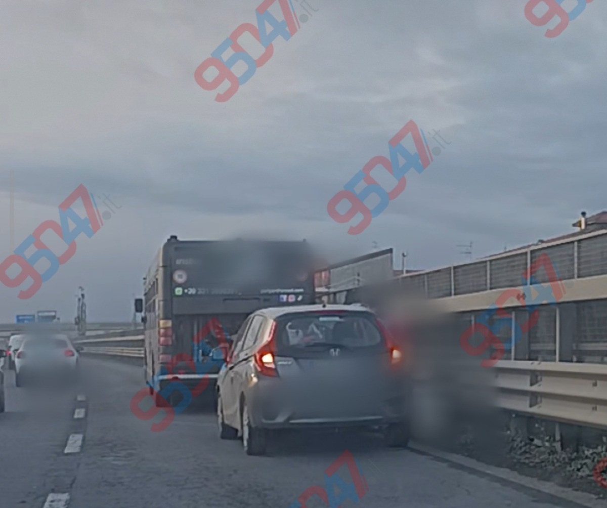 Traffico in tilt sulla SS121: pullman in avaria blocca la carreggiata, lunghe code fino a Misterbianco