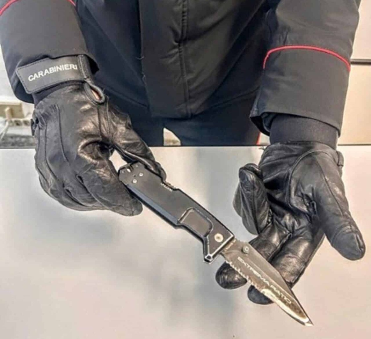 Belpasso, 18enne denunciato dai Carabinieri: aveva un coltello a serramanico in tasca - 