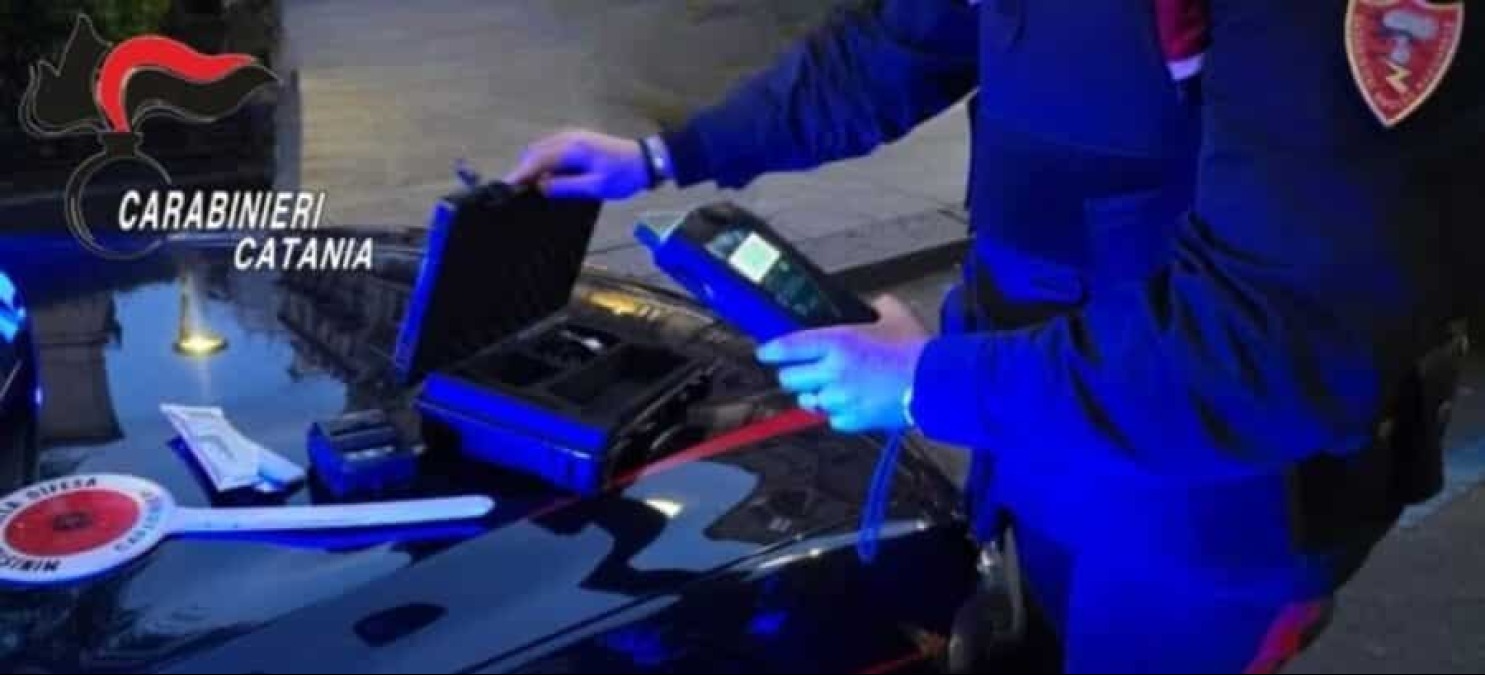 Guida senza patente per la terza volta, un altro automobilista con 2,38 g/l: raffica di controlli dei Carabinieri tra Randazzo e Bronte - 