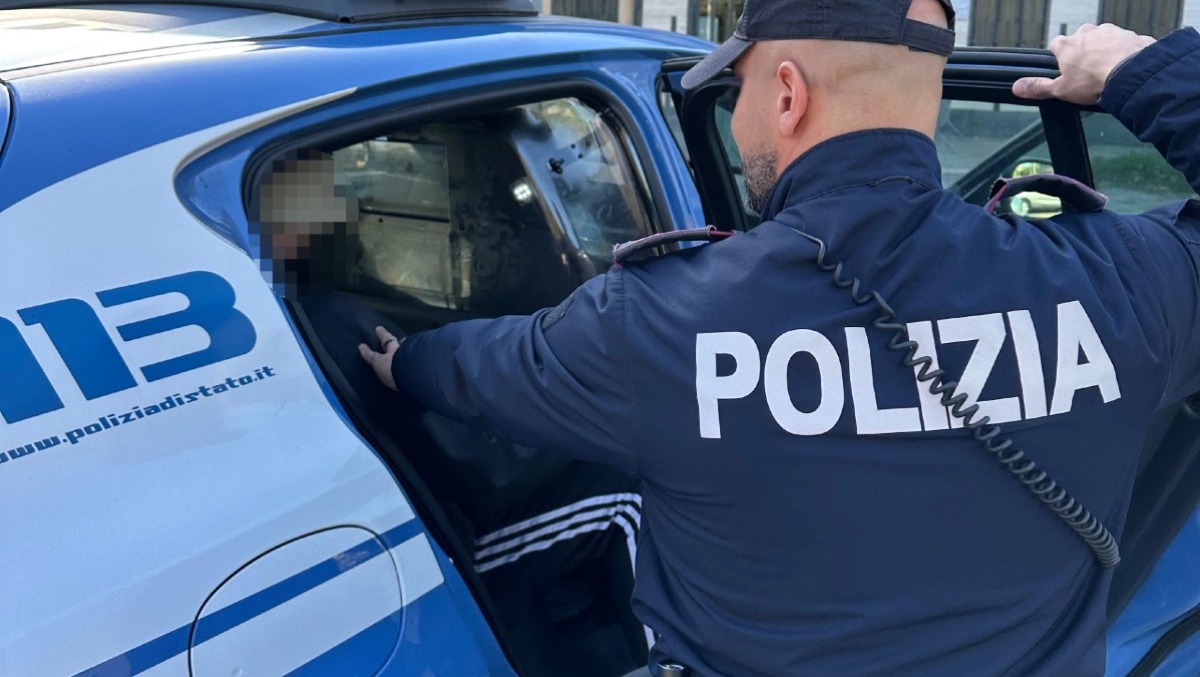 Aspira gasolio dal camion mentre l’autista riposa: bloccato e arrestato 43enne - 