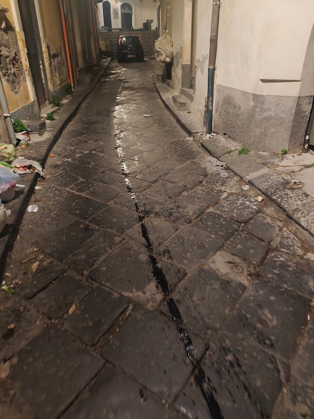 Paternò, scia di olio in via Prevosto Pulvirenti: segnalata ieri sera, in mattinata intervengono i tecnici comunali - 