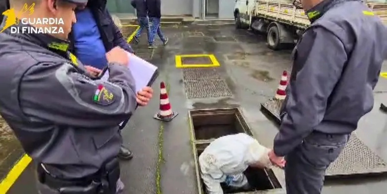 Paternò, benzina mescolata con acqua: auto in panne dopo il pieno, sequestrati 8 mila litri di gasolio. Gestori denunciati - 