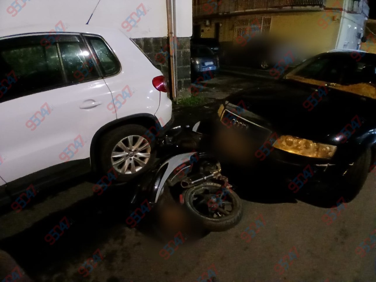 Paternò, auto contro scooter davanti all’ospedale: in tre abbandonano l’auto e si danno alla fuga - 