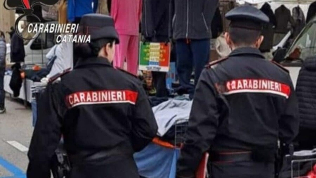 Mascalucia, al mercato vendeva pantaloni e camicie dell’Arma: denunciato 39enne di Trecastagni - 
