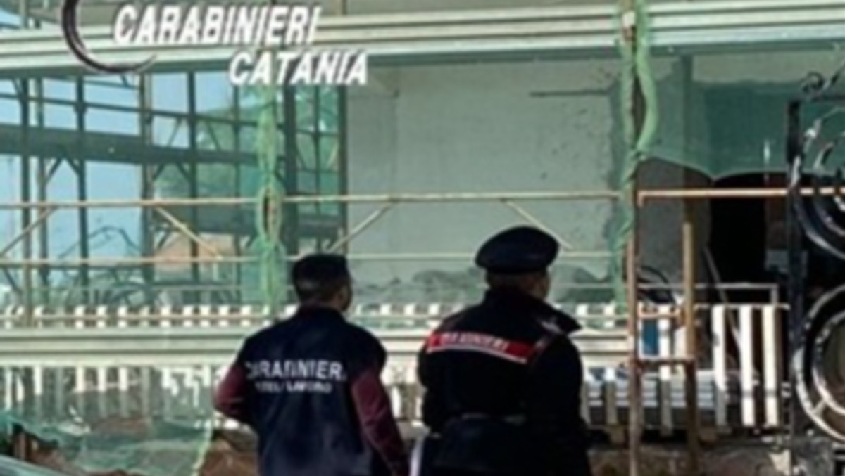 Aci Sant’Antonio, cantiere irregolare: cinque denunciati, 2 operai in nero e attività sospesa - 