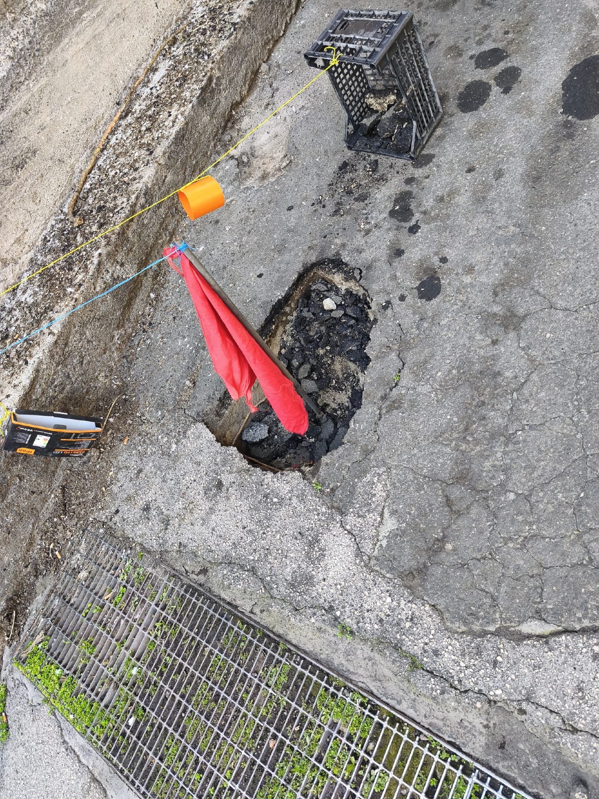 Paternò, profondo buco nell’asfalto in via Benevento: area transennata con mezzi di fortuna - 