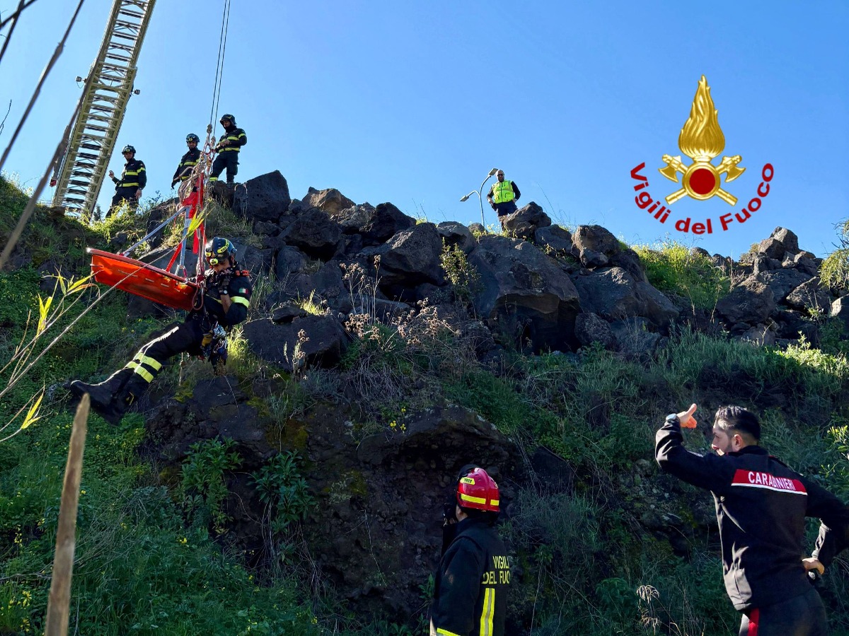 Catania, sente le urla dal fossato e chiama i soccorsi: studenti salvano un 77enne caduto vicino al liceo - 