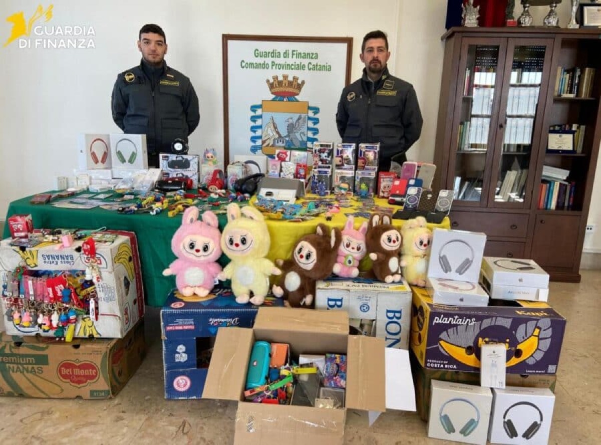 Catania, accessori e giocattoli contraffatti alla Fera o Luni: 2.000 prodotti sequestrati, un denunciato - 
