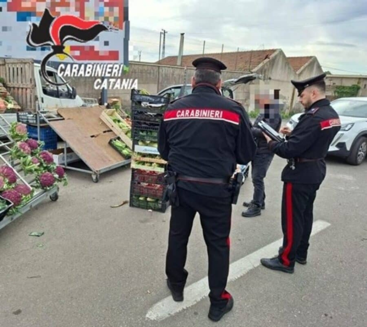Catania, stretta contro gli ambulanti abusivi: multa da 17mila euro e bancarelle sequestrate - 