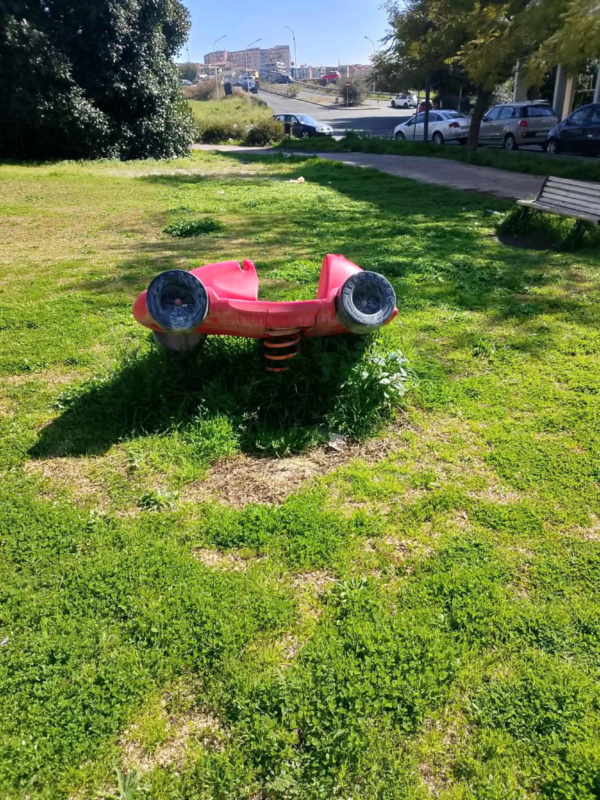 Paternò, segnalazione dal parco giochi di viale dei Platani: “Una situazione indecente, non è giusto per i bambini” - 