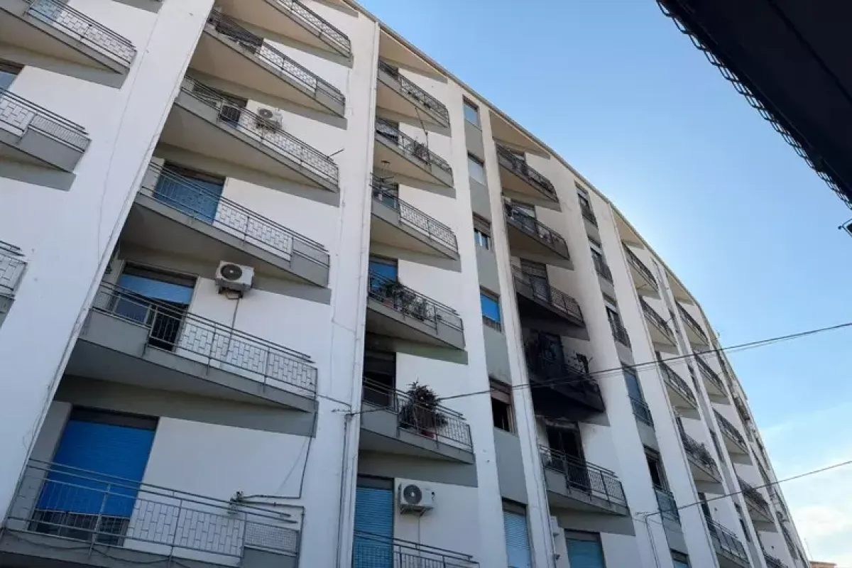 Paura a Giarre, appartamento in fiamme: 10 persone intossicate, c’è anche una neonata - 