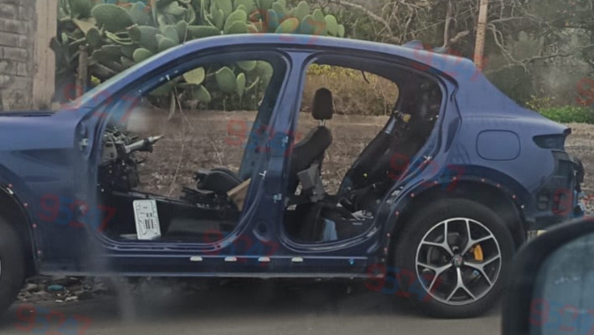 Paternò, auto smontata pezzo dopo pezzo e abbandonata vicino al cimitero nuovo - 