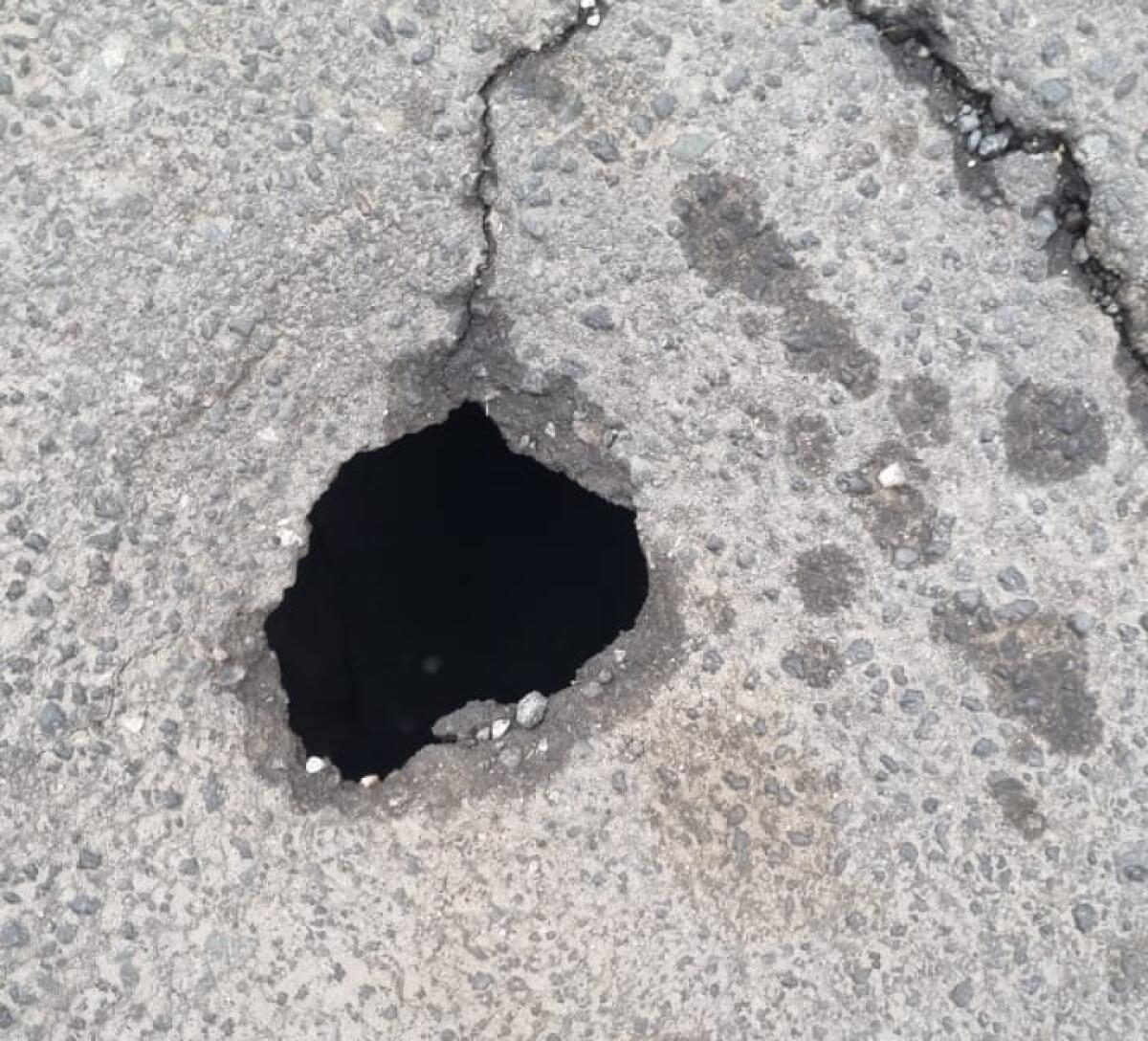 Segnalazione a Paternò, buca in via Ludovico Ariosto: “Sotto c’è un vuoto enorme”, rischio per auto e moto - 