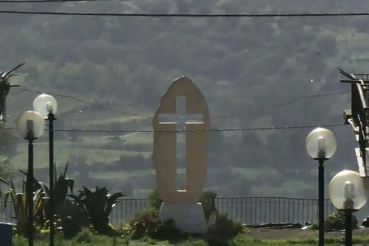 Niscemi, crolla la croce simbolo dell’emergenza: cade nel vuoto lungo la frana - 